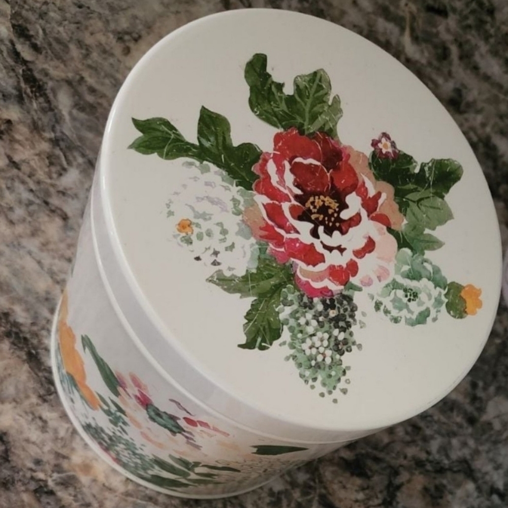 Pioneer woman canister